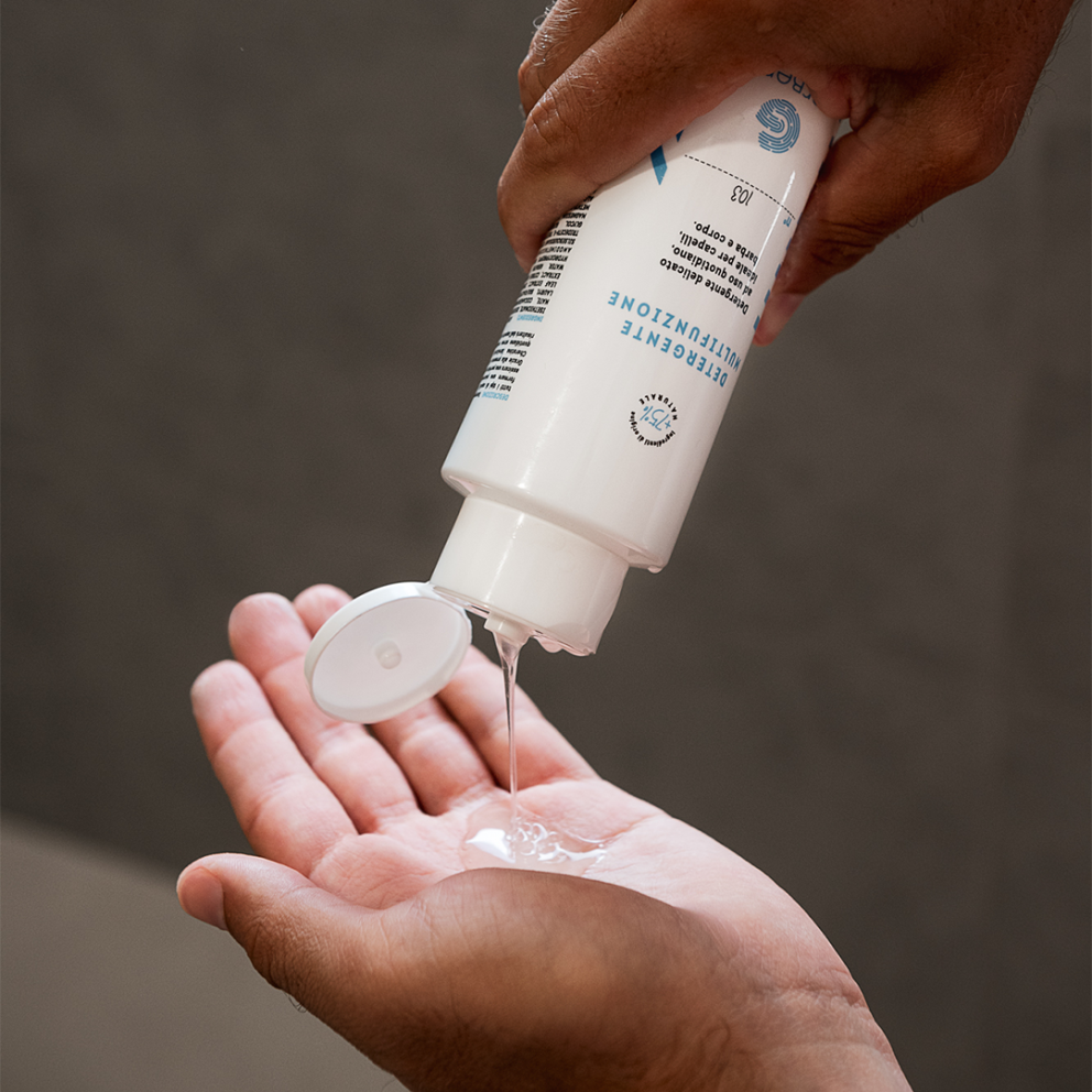 Detergente multifunzione delicato ad uso quotidiano, ideale per capelli barba e corpo